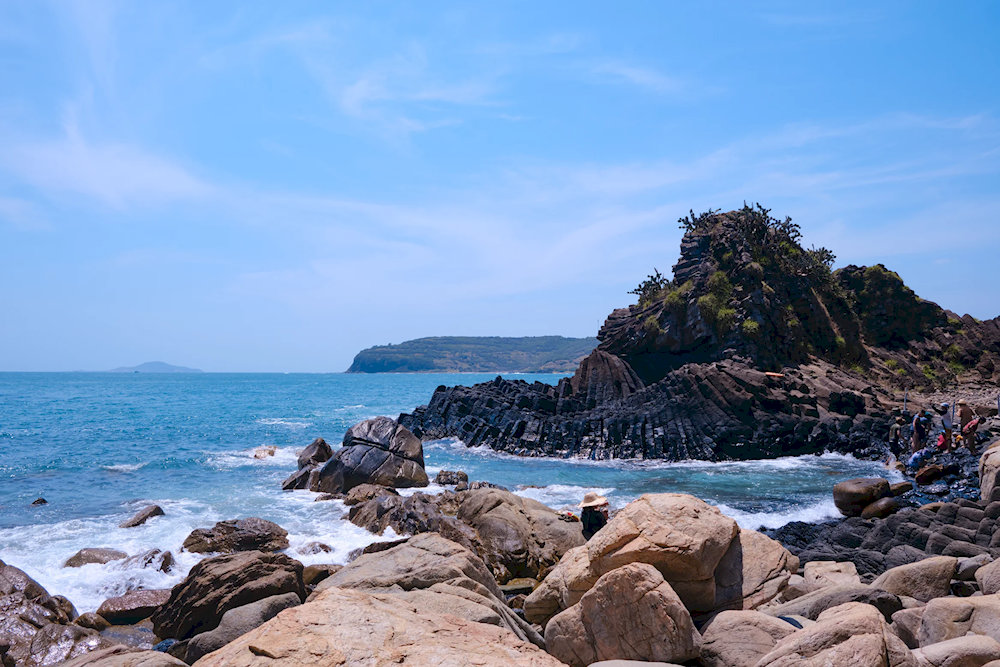 Gành Đá Đĩa sở hữu bờ biển xanh trong, ấn tượng